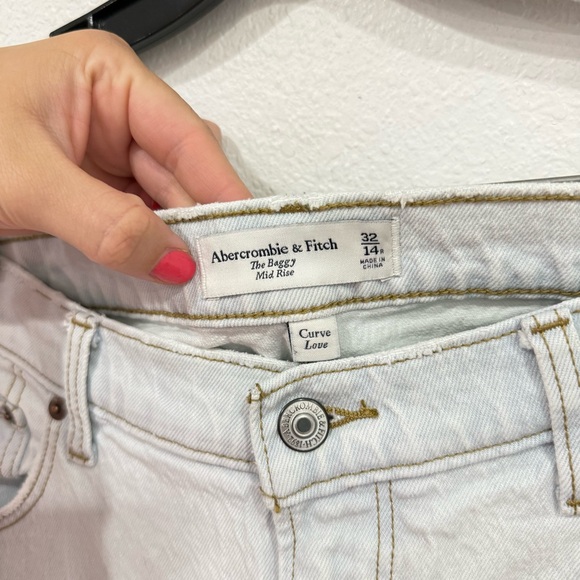 Abercrombie & Fitch The Baggy Mid Rise Curve Love Jeans Women’s Size 32 / 14 R - Picture 5 of 6